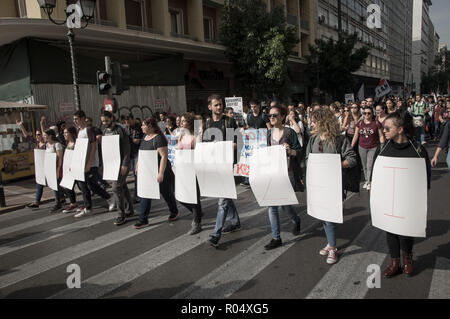 Athen, Griechenland. 1. November 2018. Die demonstranten gesehen Holding Plakat und riefen Slogans während des Protestes. Tausende von Studenten schrie "Nein" zur Gavroglu Rechnung für höhere Bildung und verlangt deren Abschaffung. Sie erfordern auch die Abschaffung des Segments Fusionen und mehr finanzielle Mittel für Bildung. Credit: SOPA Images Limited/Alamy leben Nachrichten Stockfoto