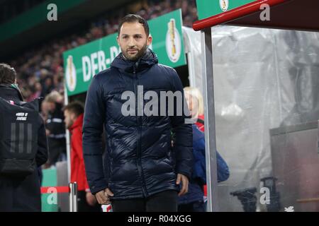 Firo: 31.10.2018 Fußball, 1.Bundesliga, Saison 2018/2019, DFB-Pokal, Tasse, 1.FC Köln Köln - FC Schalke 04 Domenico Tedesco | Verwendung weltweit Stockfoto