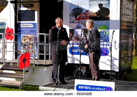 Edinburgh, Vereinigtes Königreich. 1. November 2018. Edinburgh Poppy Tag bewirtet durch PoppyScotland in St Andrew Square. Markieren Bibbey Chief Executive von PoppyScotland wird von Mark McKenzie interviewt. Quelle: Craig Brown/Alamy Leben Nachrichten. Stockfoto