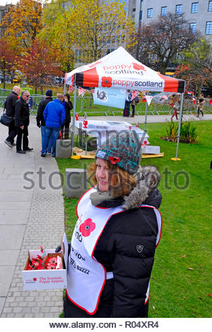 Edinburgh, Vereinigtes Königreich. 1. November 2018. Edinburgh Poppy Tag bewirtet durch PoppyScotland in St Andrew Square. Mohnblume Schottland freiwilligen Verkauf von Mohn. Quelle: Craig Brown/Alamy Leben Nachrichten. Stockfoto