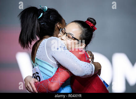 Doha, Katar. 01 Nov, 2018. Preisverleihung: Simone Biles (USA) (Gewinner) und Morgan Hurd (USA) (Platz 3) umarmen sich, jublen, Jubel. GES/Turnen/Gymnastik Weltmeisterschaften in Doha, multi-bekämpfung Endrunden, 01.11.2018 - GES/Turnen/Gymnastik-WM: 01.11.2018 - | Verwendung der weltweiten Kredit: dpa/Alamy leben Nachrichten Stockfoto