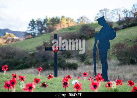 Galashiels, Schottland, Großbritannien. 1. November 2018. Tweedbank Soldat Tribut eine einsame Figur einer WW1 Soldaten, mit gesenktem Kopf steht vor einem schwarzen Kreuz aus Holz, die mit einem einzigen poppy Tribut, die durch kleine Holzkreuze, die jeweils mit einer Mohnblume umgeben, in Erinnerung an die Gefallenen. Diese Anzeige am Donnerstag, 01. November 2018 Tweedbank Kreisverkehr auf die A 6091, in der Nähe von Galashiels in den Scottish Borders (Foto von Rob Grau/Freiberufler): Rob Grau/Alamy leben Nachrichten Stockfoto