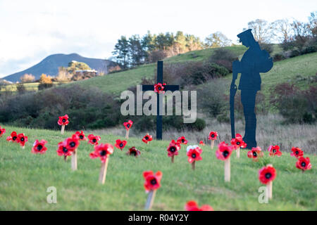 Galashiels, Schottland, Großbritannien. 1. November 2018. Tweedbank Soldat Tribut eine einsame Figur einer WW1 Soldaten, mit gesenktem Kopf steht vor einem schwarzen Kreuz aus Holz, die mit einem einzigen poppy Tribut, die durch kleine Holzkreuze, die jeweils mit einer Mohnblume umgeben, in Erinnerung an die Gefallenen. Diese Anzeige am Donnerstag, 01. November 2018 Tweedbank Kreisverkehr auf die A 6091, in der Nähe von Galashiels in den Scottish Borders (Foto von Rob Grau/Freiberufler): Rob Grau/Alamy leben Nachrichten Stockfoto