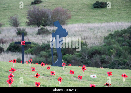 Galashiels, Schottland, Großbritannien. 1. November 2018. Tweedbank Soldat Tribut eine einsame Figur einer WW1 Soldaten, mit gesenktem Kopf steht vor einem schwarzen Kreuz aus Holz, die mit einem einzigen poppy Tribut, die durch kleine Holzkreuze, die jeweils mit einer Mohnblume umgeben, in Erinnerung an die Gefallenen. Diese Anzeige am Donnerstag, 01. November 2018 Tweedbank Kreisverkehr auf die A 6091, in der Nähe von Galashiels in den Scottish Borders (Foto von Rob Grau/Freiberufler): Rob Grau/Alamy leben Nachrichten Stockfoto