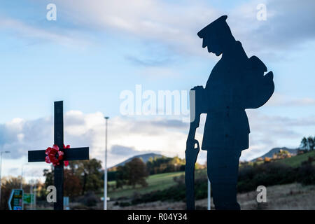 Galashiels, Schottland, Großbritannien. 1. November 2018. Tweedbank Soldat Tribut eine einsame Figur einer WW1 Soldaten, mit gesenktem Kopf steht vor einem schwarzen Kreuz aus Holz, die mit einem einzigen poppy Tribut, die durch kleine Holzkreuze, die jeweils mit einer Mohnblume umgeben, in Erinnerung an die Gefallenen. Diese Anzeige am Donnerstag, 01. November 2018 Tweedbank Kreisverkehr auf die A 6091, in der Nähe von Galashiels in den Scottish Borders (Foto von Rob Grau/Freiberufler): Rob Grau/Alamy leben Nachrichten Stockfoto