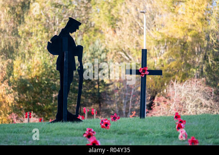 Galashiels, Schottland, Großbritannien. 1. November 2018. Tweedbank Soldat Tribut eine einsame Figur einer WW1 Soldaten, mit gesenktem Kopf steht vor einem schwarzen Kreuz aus Holz, die mit einem einzigen poppy Tribut, die durch kleine Holzkreuze, die jeweils mit einer Mohnblume umgeben, in Erinnerung an die Gefallenen. Diese Anzeige am Donnerstag, 01. November 2018 Tweedbank Kreisverkehr auf die A 6091, in der Nähe von Galashiels in den Scottish Borders (Foto von Rob Grau/Freiberufler): Rob Grau/Alamy leben Nachrichten Stockfoto