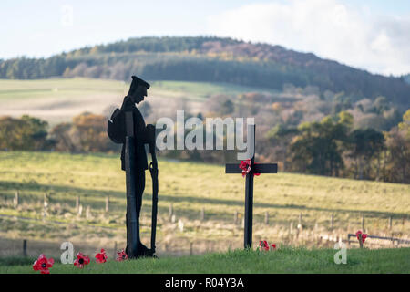 Galashiels, Schottland, Großbritannien. 1. November 2018. Tweedbank Soldat Tribut eine einsame Figur einer WW1 Soldaten, mit gesenktem Kopf steht vor einem schwarzen Kreuz aus Holz, die mit einem einzigen poppy Tribut, die durch kleine Holzkreuze, die jeweils mit einer Mohnblume umgeben, in Erinnerung an die Gefallenen. Diese Anzeige am Donnerstag, 01. November 2018 Tweedbank Kreisverkehr auf die A 6091, in der Nähe von Galashiels in den Scottish Borders (Foto von Rob Grau/Freiberufler): Rob Grau/Alamy leben Nachrichten Stockfoto