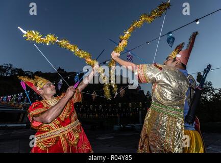 Edinburgh, Schottland, Großbritannien. 1. November 2018. Der Herr Propst von Edinburgh, Frank Ross, präsentiert das Ramayana: Die Geschichte von Diwali, eine Ausstellung von 15 atemberaubende beleuchtete Indischen Puppenspiel Tableaux. Bild: Teilnehmer der Edinburgh Diwali feiern Credit: Rich Dyson/Alamy leben Nachrichten Stockfoto