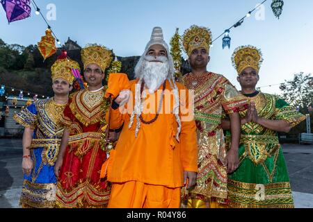 Edinburgh, Schottland, Großbritannien. 1. November 2018. Der Herr Propst von Edinburgh, Frank Ross, präsentiert das Ramayana: Die Geschichte von Diwali, eine Ausstellung von 15 atemberaubende beleuchtete Indischen Puppenspiel Tableaux. Bild: Teilnehmer der Edinburgh Diwali feiern Credit: Rich Dyson/Alamy leben Nachrichten Stockfoto