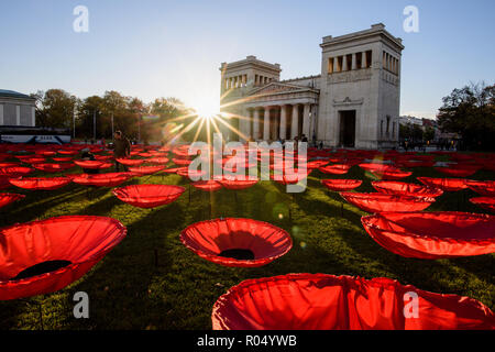 01. November 2018, Bayern, München: Zahlreiche riesige Mohnblumen kann in die Kunst der Installation 'Nie wieder gesehen" auf dem Königsplatz in München. Die Aktion Künstler Kuhn will bis zu 3000 giant Mohnblumen im Rahmen seiner Aktion am Ende des ersten Weltkrieges am 11.11. Vor 100 Jahren. Foto: Matthias Balk/dpa Stockfoto