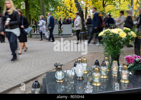 Szamotuly, Polen, 1. November 2018. Allerheiligen sind ein Festival, wenn Christen Friedhöfe die Gräber ihrer Angehörigen mit Blumen und Kerzen zu verzieren. In den lateinischen Kirchen, ein Hochfest zu Ehren aller Christen, der den Zustand der Erlösung erreicht haben und im Himmel sind, jährlich fallen am 1. November. Credit: Slawomir Kowalewski/Alamy leben Nachrichten Stockfoto