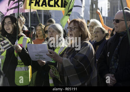 London, Greater London, UK. 31 Okt, 2018. Umweltaktivisten werden gesehen, Lesen einer Erklärung des gewaltfreien Aufstand gegen die Regierung während des Protestes. Die neu gebildete Aussterben Rebellion Gruppe, besorgt über Klimawandel, fordert eine friedliche massenhaften zivilen Ungehorsam Politik Engagement und Handeln in Bezug auf Umweltfragen zu markieren. Aktivisten im Parlament Platz versammelt und blockierten die Straße für zwei Stunden. Der Protest enthalten Lautsprecher wie Greta Thunberg, Caroline Lucas, und George Monbiot. Nach Aussterben Rebellion 15. Stockfoto