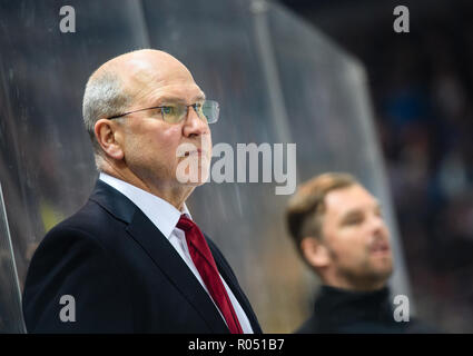 01. November 2018, Bayern, München: Eishockey: DEL, EHC Red Bull München - Eisbären Berlin, Hauptrunde, 16. Spieltag in der Olympic Sports Center. Trainer Don Jackson in München beobachtet das Spiel. Foto: Matthias Balk/dpa Stockfoto