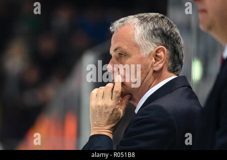 01. November 2018, Bayern, München: Eishockey: DEL, EHC Red Bull München - Eisbären Berlin, Hauptrunde, 16. Spieltag in der Olympic Sports Center. Trainer Clement Jodoin Berlin folgt das Spiel. Foto: Matthias Balk/dpa Stockfoto