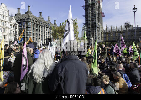 London, Greater London, UK. 31 Okt, 2018. Hunderte von umweltaktivistin wurden gesehen, die Straße blockieren außerhalb des Parlaments während des Protestes. Die neu gebildete Aussterben Rebellion Gruppe, besorgt über Klimawandel, fordert eine friedliche massenhaften zivilen Ungehorsam Politik Engagement und Handeln in Bezug auf Umweltfragen zu markieren. Aktivisten im Parlament Platz versammelt und blockierten die Straße für zwei Stunden. Der Protest enthalten Lautsprecher wie Greta Thunberg, Caroline Lucas, und George Monbiot. Nach Aussterben Rebellion 15 Menschen festgenommen wurden, Stockfoto