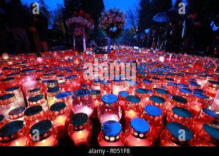 Zagreb, Kroatien. 1 Nov, 2018. Kerzen leuchten für die Verstorbenen im Mirogoj Friedhof in Zagreb, Kroatien, an November 1, 2018. Kroatische Volk auf Friedhöfen um das Land, um sich versammelten, um ihre verstorbenen Verwandten zu Ehren, Gedenken an Allerheiligen. Credit: Sanjin Strukic/Xinhua/Alamy leben Nachrichten Stockfoto