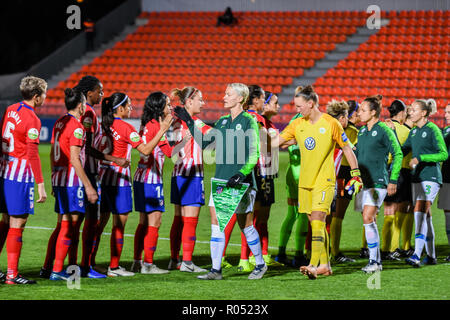 Madrid, Spanien. 31. Oktober, 2018. Spieler beider Mannschaften begrüßen sich vor dem Spiel an. Die UEFA Champions League. Umlauf von 16, 2 Bein. Spiel zwischen Atlético de Madrid 0 vs 6 Wolfsburg in Madrid, Spanien. Pedro Ros Sogorb/Alamy leben Nachrichten Stockfoto