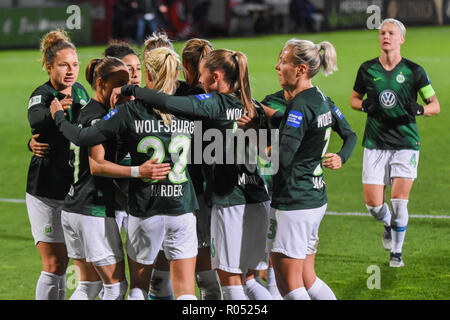 Madrid, Spanien. 31. Oktober, 2018. Spieler aus Wolfsburg feiert das zweite Tor durch #22 Pernille HARDER (FW). Die UEFA Champions League. Umlauf von 16, 2 Bein. Spiel zwischen Atlético de Madrid 0 vs 6 Wolfsburg in Madrid, Spanien. Pedro Ros Sogorb/Alamy leben Nachrichten Stockfoto