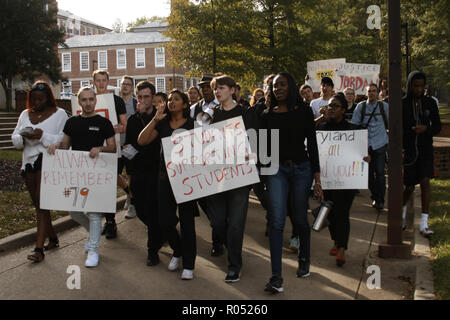 College Park, Maryland, USA. 1 Nov, 2018. Ein ''Gerechtigkeit für Jordanien'' Rally und März fand an der Universität von Maryland in College Park am Tag nach dem Fußball-Trainer DJ Durkin als Teil der Nachwehen der Fußball-Spieler Jordan McNair's Tod im vergangenen Sommer gefeuert wurde. Studenten und andere sind hier gesehen, Marsch von McKeldin Library in Richtung der Verwaltung Gebäude. Credit: Evan Golub/ZUMA Draht/Alamy leben Nachrichten Stockfoto