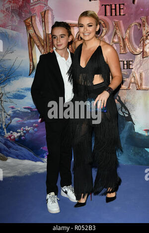 Tallia Sturm (R) und Johnnie Hartmann an der Nussknacker und die vier Bereiche - UK Premiere auf der Vue Westfield, Westfield Shopping Centre, Ariel Weg am 1. November 2018, London, UK. Stockfoto