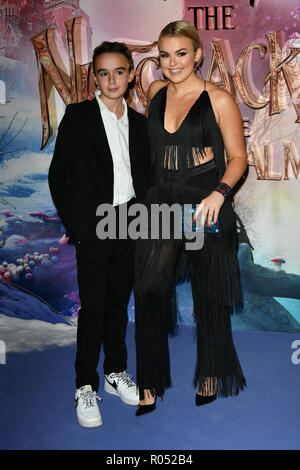 Tallia Sturm (R) und Johnnie Hartmann an der Nussknacker und die vier Bereiche - UK Premiere auf der Vue Westfield, Westfield Shopping Centre, Ariel Weg am 1. November 2018, London, UK. Stockfoto