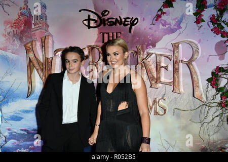 Tallia Sturm (R) und Johnnie Hartmann an der Nussknacker und die vier Bereiche - UK Premiere auf der Vue Westfield, Westfield Shopping Centre, Ariel Weg am 1. November 2018, London, UK. Stockfoto