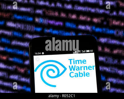 Kiew, Ukraine. 1 Nov, 2018. Time Warner Cable Logo auf dem Smartphone angezeigt. Quelle: Igor Golovniov/SOPA Images/ZUMA Draht/Alamy leben Nachrichten Stockfoto