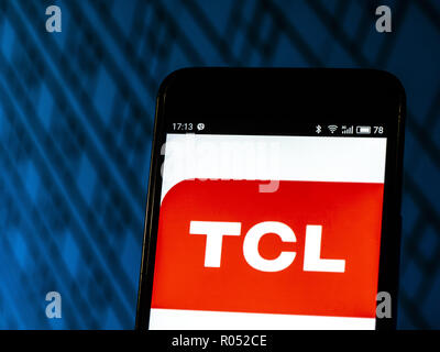 Kiew, Ukraine. 1 Nov, 2018. TCL-Logo gesehen auf Smart Phone angezeigt. Quelle: Igor Golovniov/SOPA Images/ZUMA Draht/Alamy leben Nachrichten Stockfoto