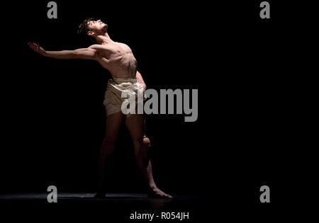 Dresden, Deutschland. 30 Okt, 2018. Tänzerin Julian Amir Lacey Tänze, die Choreographie "Schwarze Milch" bei der Probe für die Premiere der vierteiligen Ballettabends "Labyrinth" an der Semperoper. Das Ballett Premiere am 3. November 2018 feiern. Credit: Monika Skolimowska/dpa-Zentralbild/dpa/Alamy leben Nachrichten Stockfoto