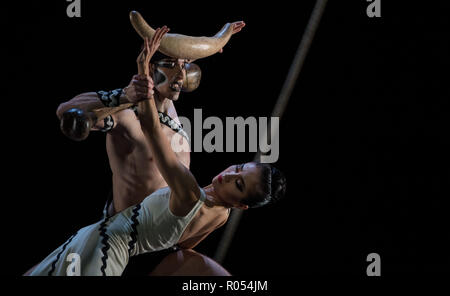 Dresden, Deutschland. 30 Okt, 2018. Tänzerin Christian Bauch und Duosi Zhu Tanz an der Choreographie "Botengang in das Labyrinth" bei der Probe für die Premiere der vierteiligen Ballettabends "Labyrinth" an der Semperoper. Das Ballett Premiere am 3. November 2018 feiern. Credit: Monika Skolimowska/dpa-Zentralbild/dpa/Alamy leben Nachrichten Stockfoto