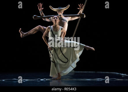 Dresden, Deutschland. 30 Okt, 2018. Tänzerin Christian Bauch und Duosi Zhu Tanz an der Choreographie "Botengang in das Labyrinth" bei der Probe für die Premiere der vierteiligen Ballettabends "Labyrinth" an der Semperoper. Das Ballett Premiere am 3. November 2018 feiern. Credit: Monika Skolimowska/dpa-Zentralbild/dpa/Alamy leben Nachrichten Stockfoto