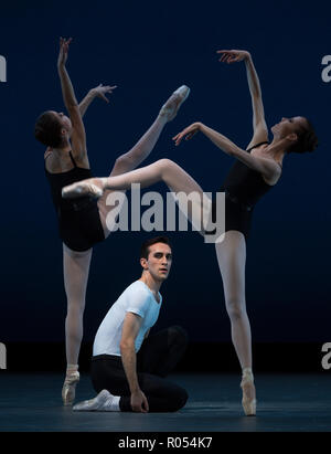 Dresden, Deutschland. 30 Okt, 2018. Tänzer Chiara Scarrone (L-R), Michael Tucker und Chantelle Tanz an der Choreographie "vier Temperamente" bei der Probe für die Premiere der vierteiligen Ballettabends "Labyrinth" an der Semperoper. Das Ballett Premiere am 3. November 2018 feiern. Credit: Monika Skolimowska/dpa-Zentralbild/dpa/Alamy leben Nachrichten Stockfoto