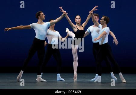 Dresden, Deutschland. 30 Okt, 2018. Tänzer Gareth Haw (L-R), Alejandro Martínez, Alice Mariani, Joseph Grau und Denis Veginy Tanz an der Choreographie "vier Temperamente" bei der Probe für die Premiere der vierteiligen Ballettabends "Labyrinth" an der Semperoper. Das Ballett Premiere am 3. November 2018 feiern. Credit: Monika Skolimowska/dpa-Zentralbild/dpa/Alamy leben Nachrichten Stockfoto