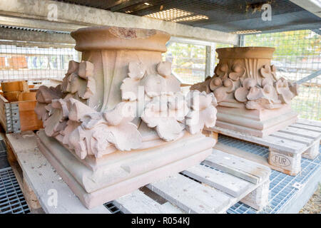 Berlin, Deutschland. Okt, 2018 18. Hauptstädte der gesprengten Versöhnungskirche sind im Lapidarium der Berliner Mauer Stiftung gespeichert. Teile der Wände und in andere Teile der DDR-Grenzanlagen werden dort gespeichert. (Dpa-KORR" Stacheldraht und Stein Büste - Berlin sammelt Relikte der Abteilung "ab 02.11.2018) Quelle: Christoph Soeder/dpa/Alamy leben Nachrichten Stockfoto