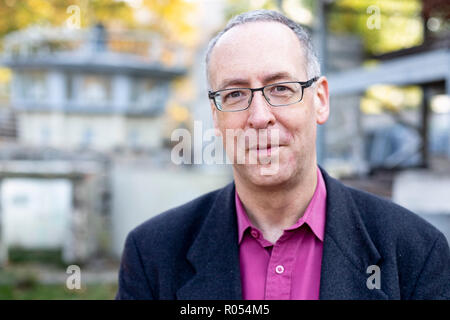 Berlin, Deutschland. Okt, 2018 18. Manfred Wichmann, Kurator der Stiftung Berliner Mauer, steht im Lapidarium der Berliner Mauer Stiftung. Teile der Wände und in andere Teile der DDR-Grenzanlagen werden dort gespeichert. (Dpa-KORR" Stacheldraht und Stein Büste - Berlin sammelt Relikte der Abteilung "ab 02.11.2018) Quelle: Christoph Soeder/dpa/Alamy leben Nachrichten Stockfoto