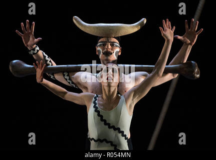 Dresden, Deutschland. 30 Okt, 2018. Tänzerinnen Jenny Laudadio und Casey Ouzounis Tanz an der Choreographie "Botengang in das Labyrinth" bei der Probe für die Premiere der vierteiligen Ballettabends "Labyrinth" an der Semperoper. Das Ballett Premiere am 3. November 2018 feiern. Credit: Monika Skolimowska/dpa-Zentralbild/dpa/Alamy leben Nachrichten Stockfoto