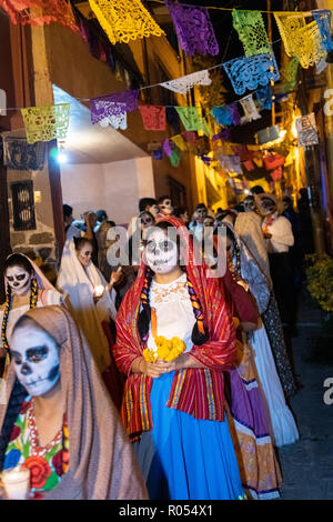 San Miguel de Allende, Mexiko. 1. November 2018. Junge Mexikaner verkleidet in Kostümen bei Kerzenschein Prozession während der Tag der Toten Festival am 1. November 2018 in San Miguel de Allende, Mexiko entfernt. Das Festival ist in Mexiko gefeiert, geliebt zu erinnern, die vergangen. Credit: Planetpix/Alamy leben Nachrichten Stockfoto