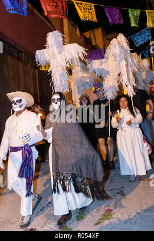 San Miguel de Allende, Mexiko. 1. November 2018. Junge Mexikaner verkleidet in Kostümen bei Kerzenschein Prozession während der Tag der Toten Festival am 1. November 2018 in San Miguel de Allende, Mexiko entfernt. Das Festival ist in Mexiko gefeiert, geliebt zu erinnern, die vergangen. Credit: Planetpix/Alamy leben Nachrichten Stockfoto