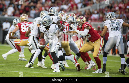 Santa Clara, Kalifornien, USA. 1. November 2018. Oakland wide receiver Dwayne Harris (17) Pause an der Außenseite für kurze Gewinnen während der NFL Football Spiel zwischen den Oakland Raiders und den San Francisco 49ers 3-34 bei Levi Stadion San Francisco, Calif. Thurman James/CSM Kreditkarte verloren: Cal Sport Media/Alamy leben Nachrichten Stockfoto