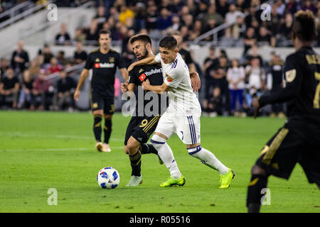 Los Angeles, USA. Am 1. November 2018. Real Salt Lake's Jefferson Savarino (7) steif Arme LAFC ist Diego Rossi (9) weg von der Kugel im ersten Halbjahr ihr Endspiel übereinstimmen. Credit: Ben Nichols/Alamy leben Nachrichten Stockfoto