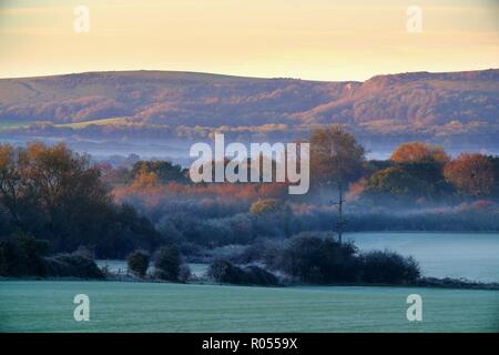 Reif, East Sussex, UK. 2. November 2018. Kalten und frostigen Morgen im Reif, East Sussex, als die Sonne über dem South Downs National Park. Credit: Peter Cripps/Alamy leben Nachrichten Stockfoto