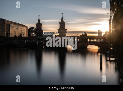 Berlin, Deutschland. 02 Nov, 2018. Die Sonne geht hinter der Oberbaumbrücke. (Lange Belichtung) Credit: Paul Zinken/dpa/Alamy leben Nachrichten Stockfoto