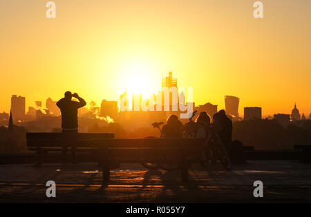 Die Menschen genießen, Sonnenaufgang am Primrose Hill in London, England, Vereinigtes Königreich, Großbritannien Stockfoto