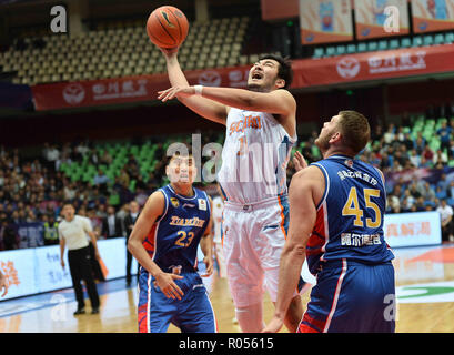 Chengdu Chengdu, China. 2 Nov, 2018. Chengdu, China - Sichuan Wuliang Jinzun Basketball Team Niederlagen Tianjin Binhai Yunshang 2018/19 102-99 an CBA in Chengdu, Südwesten ChinaÃ¢â'¬â"¢s Provinz Sichuan. Credit: SIPA Asien/ZUMA Draht/Alamy leben Nachrichten Stockfoto