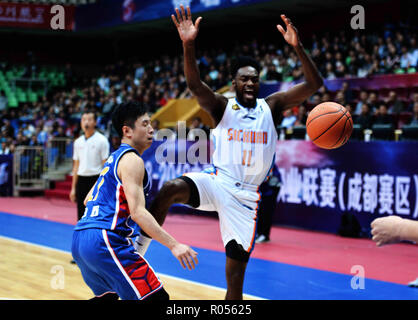 Chengdu Chengdu, China. 2 Nov, 2018. Chengdu, China - Sichuan Wuliang Jinzun Basketball Team Niederlagen Tianjin Binhai Yunshang 2018/19 102-99 an CBA in Chengdu, Südwesten ChinaÃ¢â'¬â"¢s Provinz Sichuan. Credit: SIPA Asien/ZUMA Draht/Alamy leben Nachrichten Stockfoto