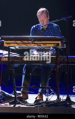 Hannover, Deutschland. 31 Okt, 2018. Jez Smith von John Lees' Barclay James Harvest führt live auf der Bühne des Theater am Aegi am 31. Oktober in Hannover, Deutschland 2018. | Verwendung weltweit Quelle: dpa/Alamy leben Nachrichten Stockfoto