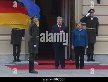 Kiew, Ukraine. 1 Nov, 2018. Der Präsident der Ukraine Petro Poroschenko begrüßt den Besuch der deutschen Kanzlerin Angela Merkel (2. R) während einer Zeremonie in Kiew, Ukraine, Nov. 1, 2018. Der Präsident der Ukraine Petro Poroschenko am Donnerstag mit einem Besuch der deutschen Bundeskanzlerin Angela Merkel die Situation im Osten der Ukraine Region Donbass, die Präsidentschaftswahlen Presse Service zu besprechen, sagte in einer Erklärung. Credit: Sergey/Xinhua/Alamy leben Nachrichten Stockfoto