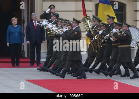 Kiew, Ukraine. 1 Nov, 2018. Der Präsident der Ukraine Petro Poroschenko (2. L) begrüßt den Besuch der deutschen Kanzlerin Angela Merkel (1. L) im Rahmen einer Zeremonie in Kiew, Ukraine, Nov. 1, 2018. Der Präsident der Ukraine Petro Poroschenko am Donnerstag mit einem Besuch der deutschen Bundeskanzlerin Angela Merkel die Situation im Osten der Ukraine Region Donbass, die Präsidentschaftswahlen Presse Service zu besprechen, sagte in einer Erklärung. Credit: Sergey/Xinhua/Alamy leben Nachrichten Stockfoto