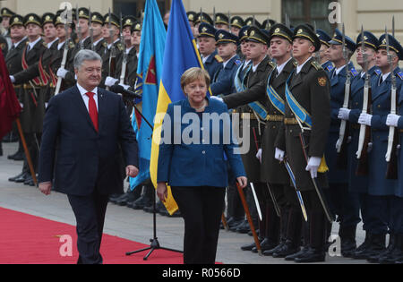 Kiew, Ukraine. 1 Nov, 2018. Der Präsident der Ukraine Petro Poroschenko (L, Vorderseite) begrüßt den Besuch der deutschen Bundeskanzlerin Angela Merkel (R, vorne) während einer Zeremonie in Kiew, Ukraine, Nov. 1, 2018. Der Präsident der Ukraine Petro Poroschenko am Donnerstag mit einem Besuch der deutschen Bundeskanzlerin Angela Merkel die Situation im Osten der Ukraine Region Donbass, die Präsidentschaftswahlen Presse Service zu besprechen, sagte in einer Erklärung. Credit: Sergey/Xinhua/Alamy leben Nachrichten Stockfoto