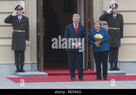 Kiew, Ukraine. 1 Nov, 2018. Der Präsident der Ukraine Petro Poroschenko (L, Vorderseite) begrüßt den Besuch der deutschen Bundeskanzlerin Angela Merkel (R, vorne) während einer Zeremonie in Kiew, Ukraine, Nov. 1, 2018. Der Präsident der Ukraine Petro Poroschenko am Donnerstag mit einem Besuch der deutschen Bundeskanzlerin Angela Merkel die Situation im Osten der Ukraine Region Donbass, die Präsidentschaftswahlen Presse Service zu besprechen, sagte in einer Erklärung. Credit: Sergey/Xinhua/Alamy leben Nachrichten Stockfoto